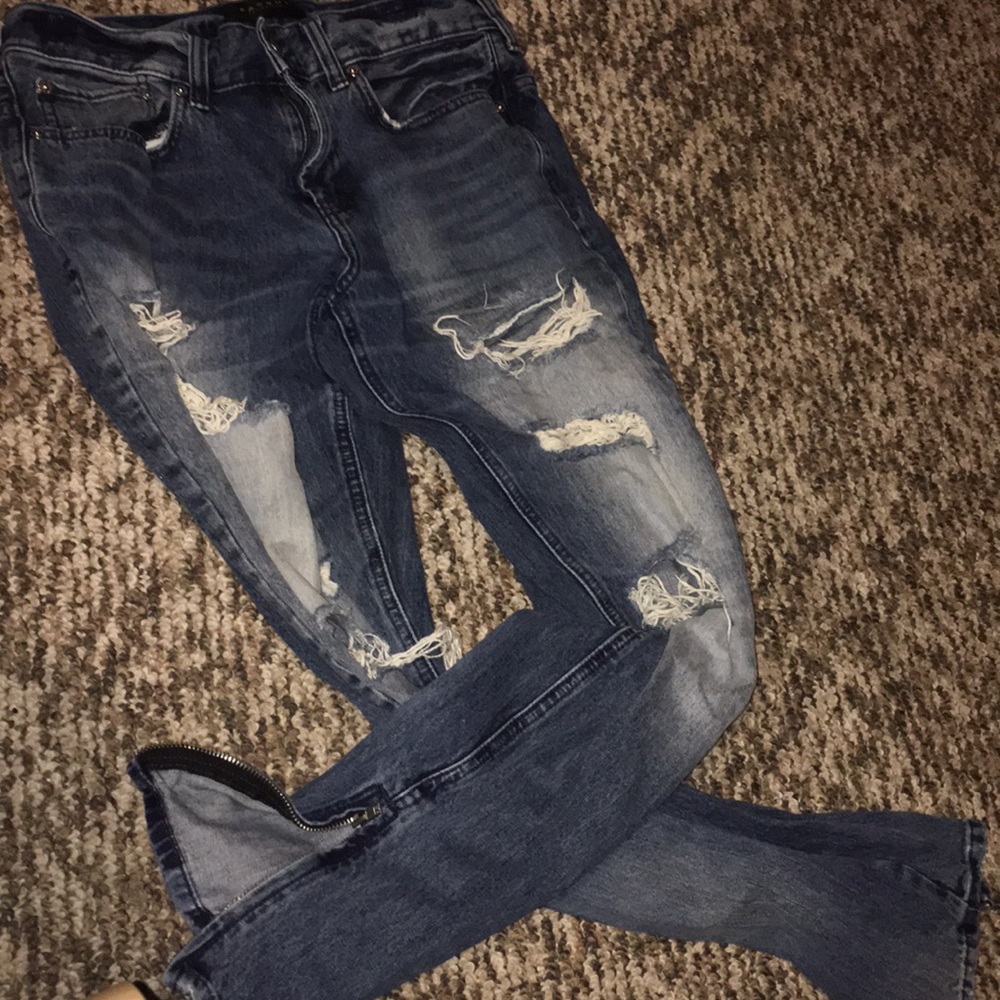 Distressed slim jeans with zippers